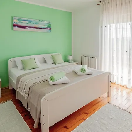 Stunning In Sutivanac Apartment